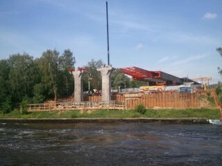 Строительство эстакады автомагистрали Москва-Санкт-Петербург над каналом